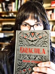 Angela mit einem Dracula-Buch in der Hand